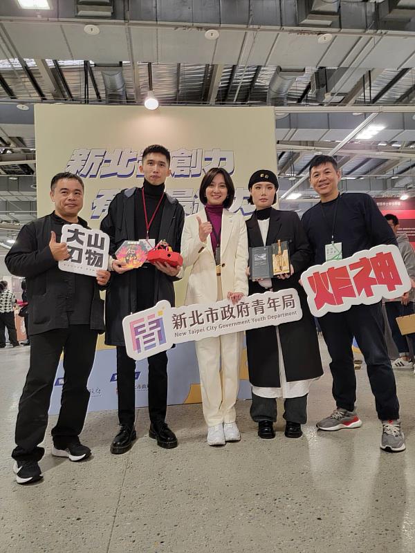 新北市青年局與中國科大青創團隊合影